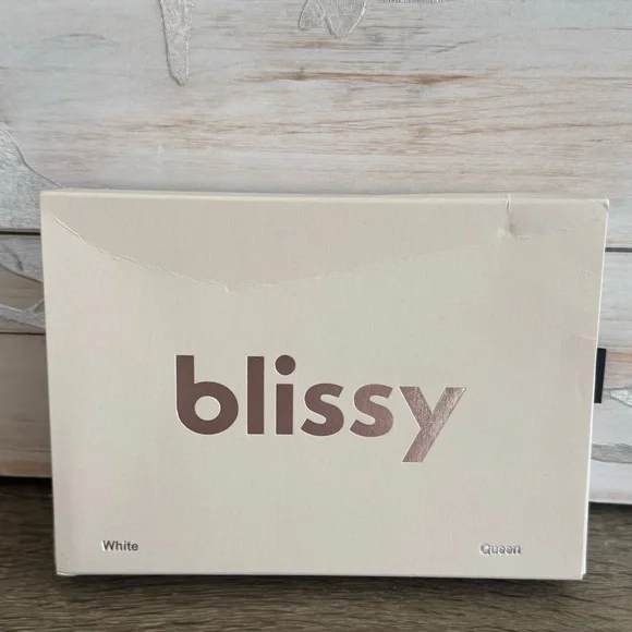 NEW BLISSFUL SLEEP GIFT SET Silk Pillowcase/Eye Mask/Journal & Aromatherapy Set - Picture 7 of 12